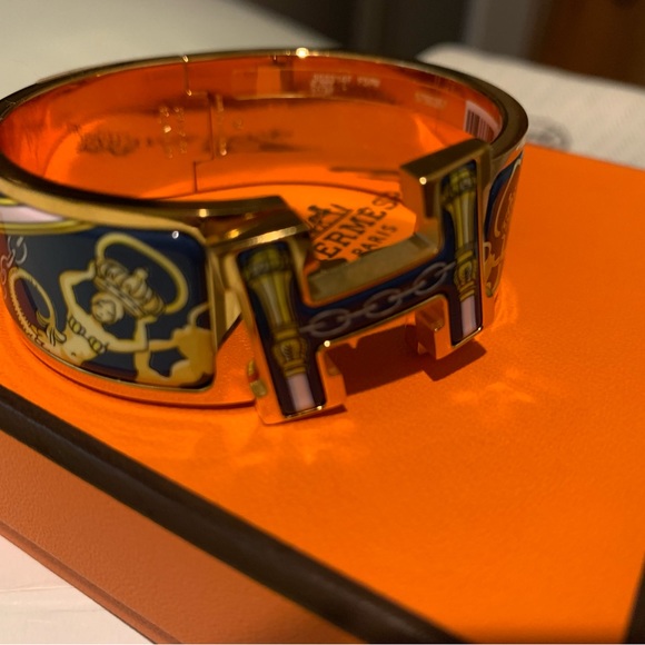 Authentic brand new PM Hermes fashionable bracelet with dust bag, box,ribbon - Picture 12 of 16